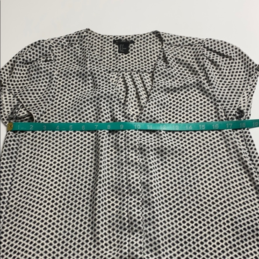 H&M b/w dot pattern poly button down blouse - Picture 3 of 7